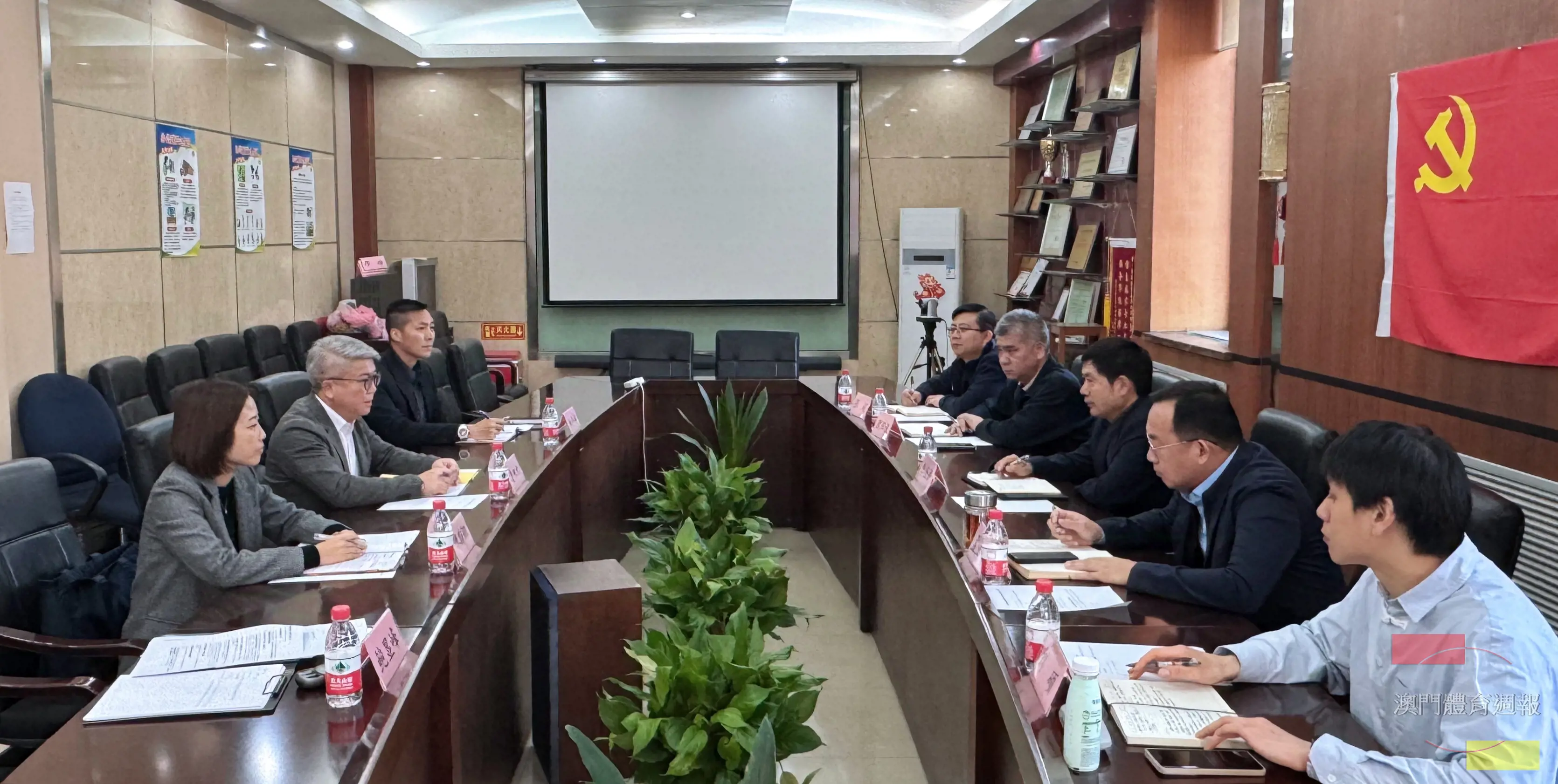 A4  與國家體育總局體育信息中心主任李業武洽談賽事事宜。.jpg
